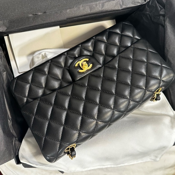 CHANEL HANDBAG - Picture 2 of 5